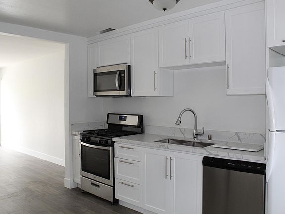 3rd image of 4821 Iroquois Ave