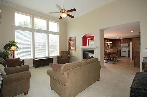 2nd image of 914 NW Cedar Ln