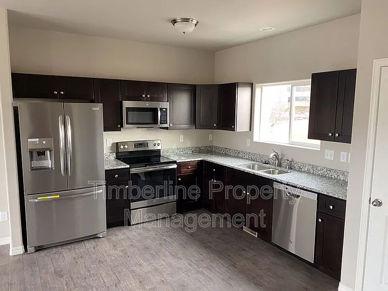 889 Grissom Dr — Photo 8