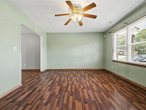 3rd image of 910 Wickford Dr