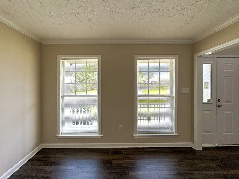 800 Connaly Dr — Photo 4
