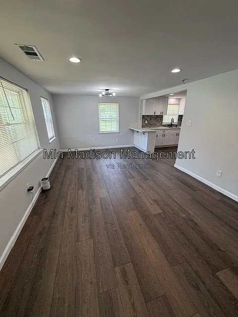3 bed, 2.0 bath, 988 sqft, $1,850 — Photo 4