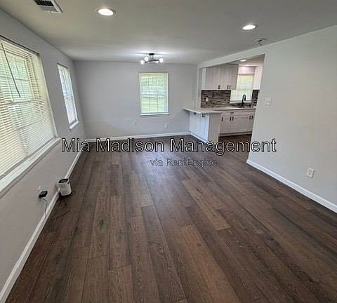 4th image of 1226 W 42nd St