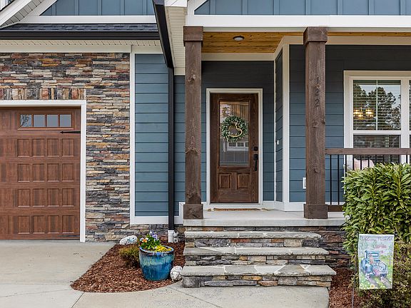 3rd image of 122 SW Village Ln