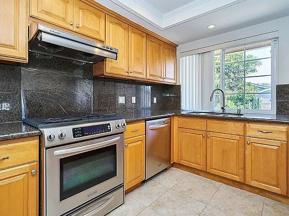 3rd image of 2043 W 166th St