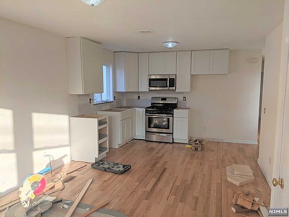 4th image of 97 Van Winkle Ave Floor 1
