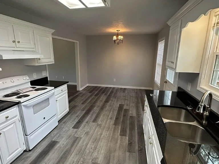 108 Roberts Dr — Photo 3