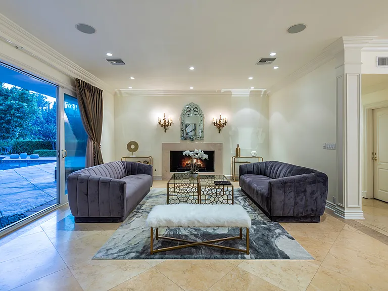 1915 Loma Vista Dr — Photo 2