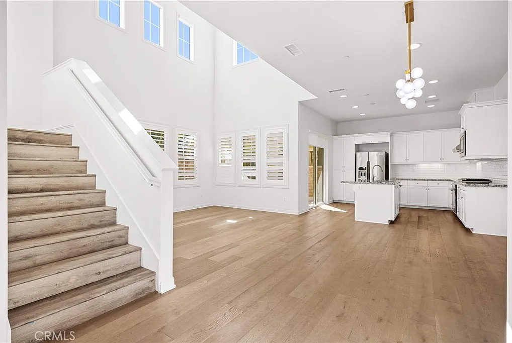 4 bed, 2121 sqft, $5,600 — Photo 2