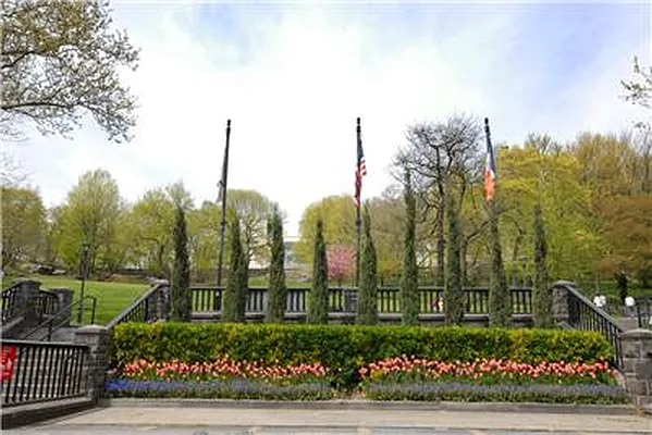 Sold by Warburg | media 3