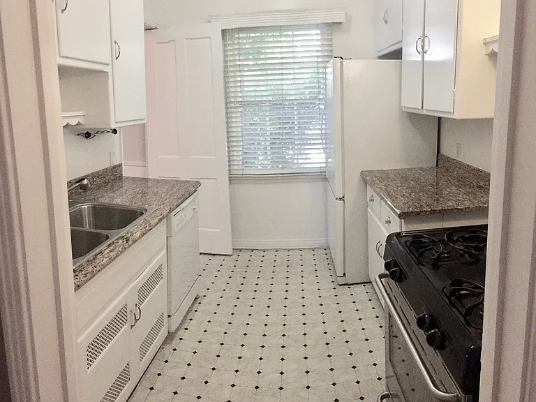 112 N Edgemont St #3 — Photo 10