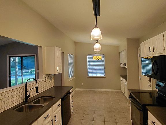 3rd image of 1109 W Los Angeles Cir