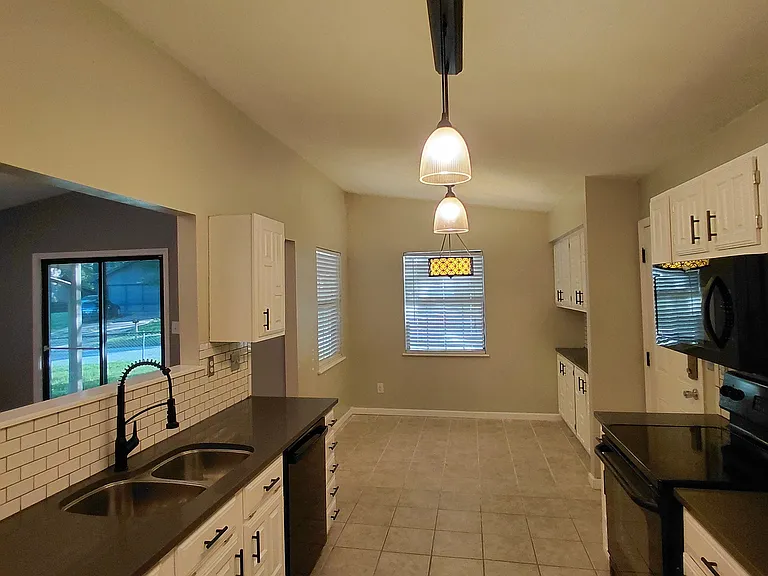 1109 W Los Angeles Cir — Photo 3