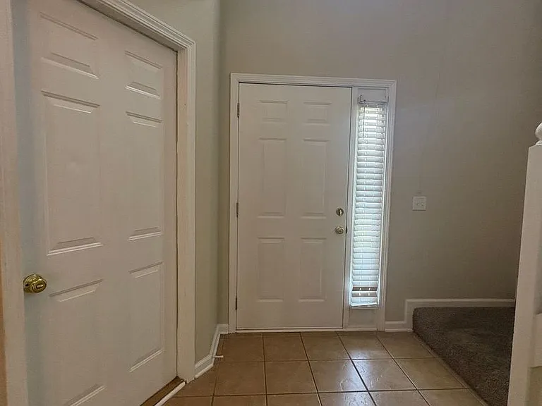 125 Winthrope Ln — Photo 2