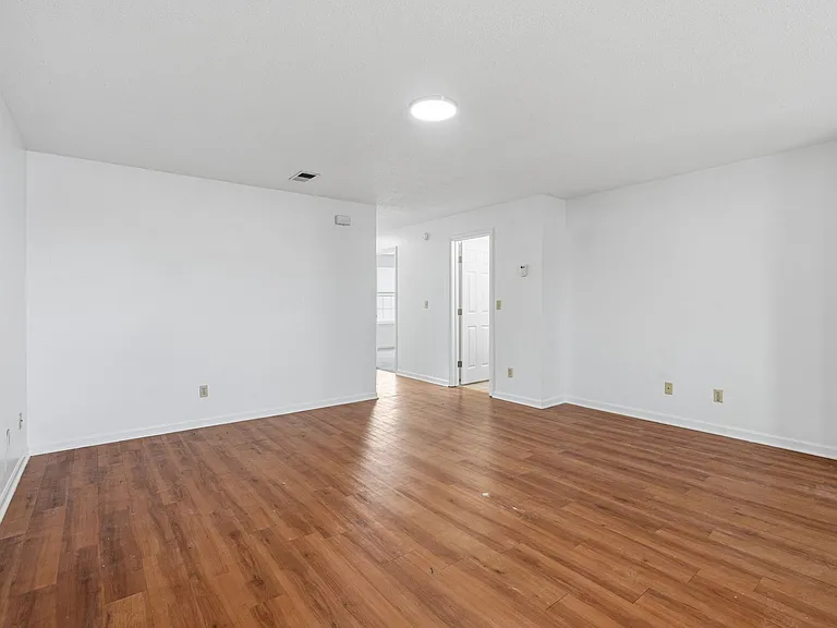 Mid-Town Apartments — Photo 41