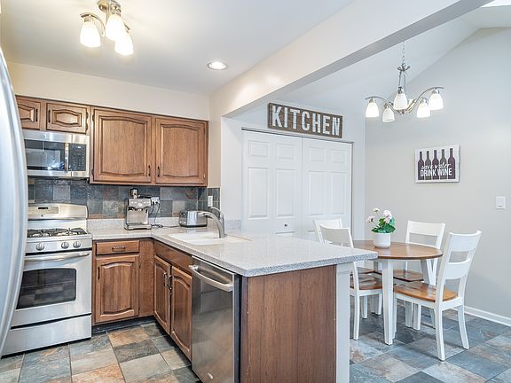 4th image of 165 Chatsworth Cir