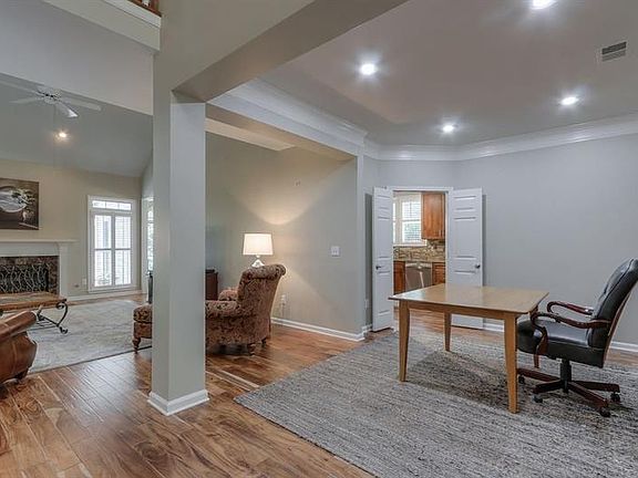 5th image of 2404 Retreat Dr