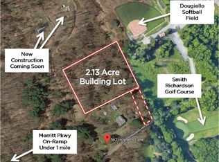 562 Hoydens Ln, Fairfield, CT 06824