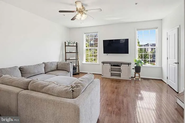 4 bed, 1900 sqft, $3,650 — Photo 3