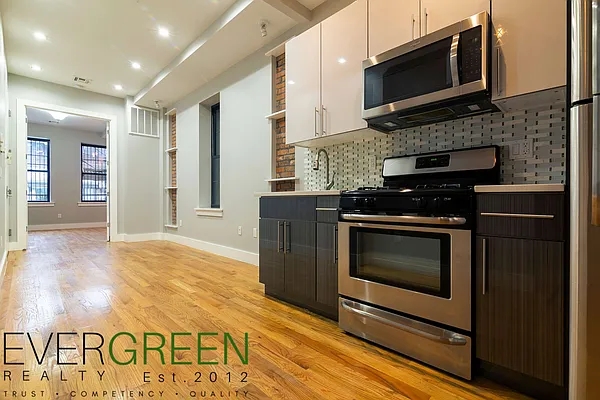 Rented by Evergreen Apartments BK | media 31