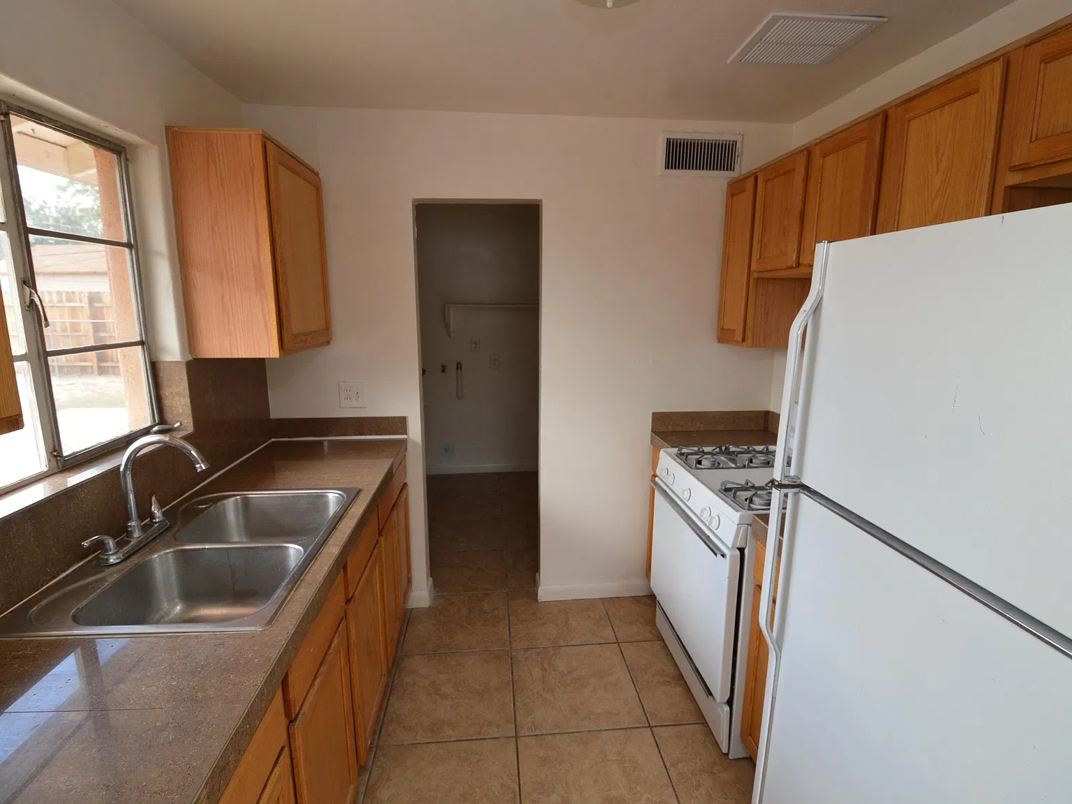 3 bed, 1.0 bath, 1012 sqft, $1,450 — Photo 3
