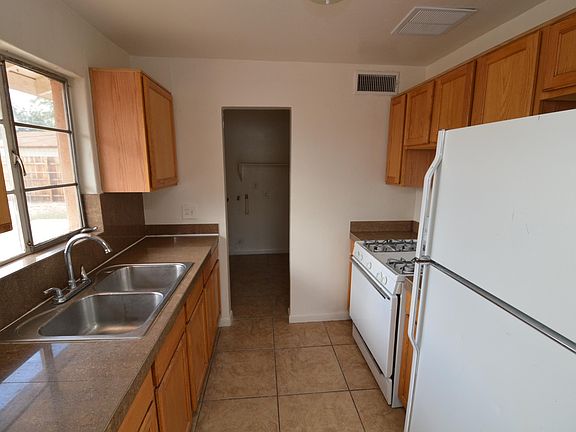 3rd image of 5056 E Baker St