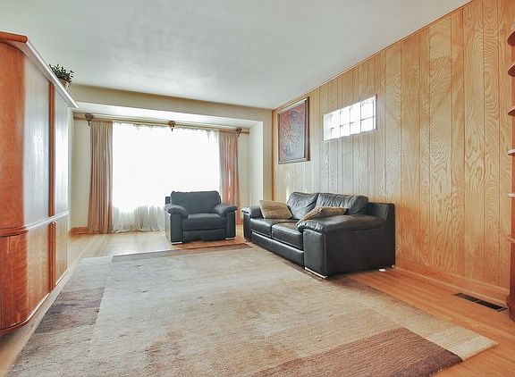 5th image of 7657 N Oleander Ave