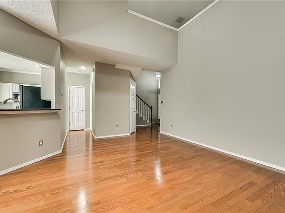 5th image of 2098 Montclair Ln
