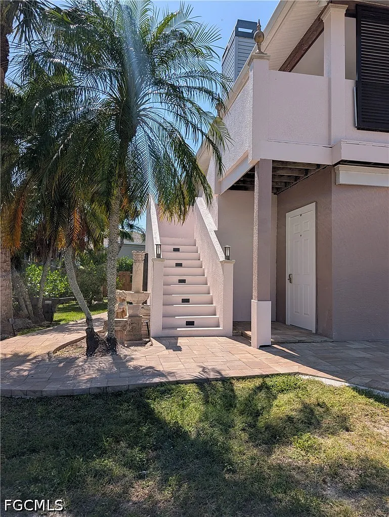 3 bed, 2.0 bath, 2228 sqft, $2,998 — Photo 2
