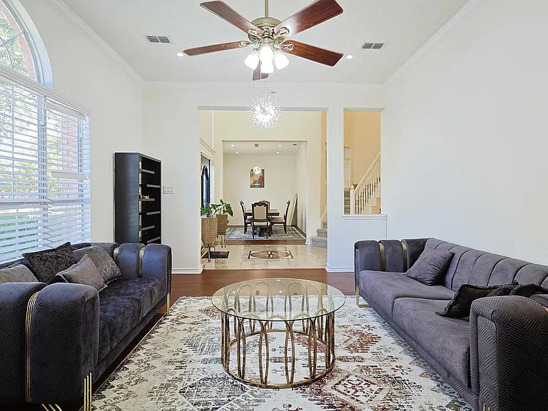 501 Halifax Ln — Photo 7