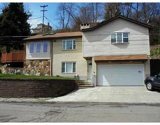 106 Robin St photo 1