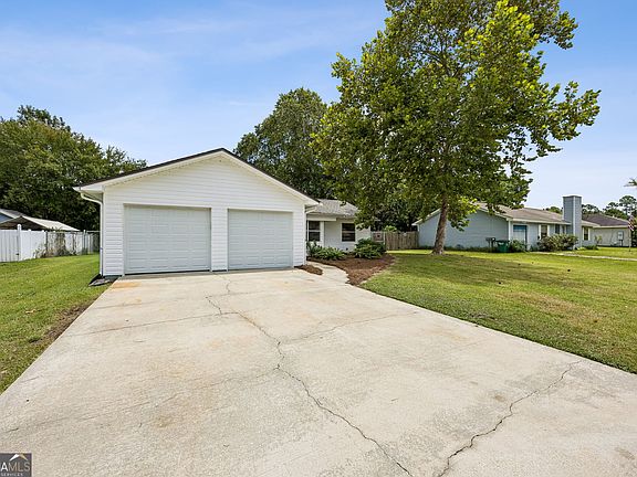 3rd image of 144 Cherry Point Dr