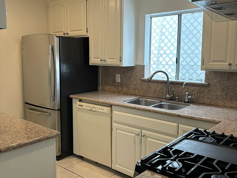 2204 S Bentley Ave #102 — Photo 4