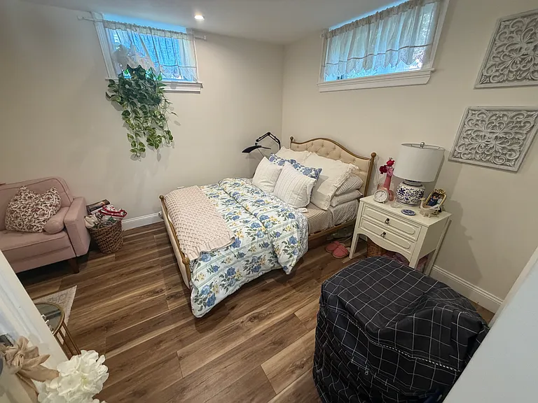 165 Chiswick Rd #B — Photo 2