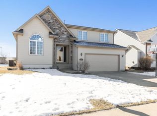 15836 Wildwood Dr, Clive, IA 50325