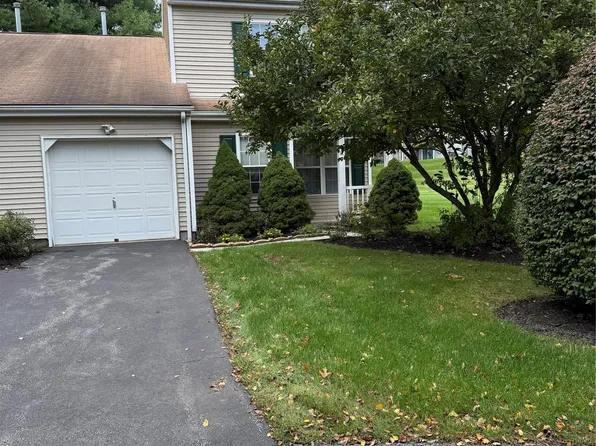 11 Rambling Brook, Poughkeepsie, NY 12601