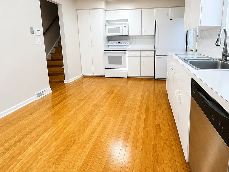 7011 N Hamlin Ave — Photo 3