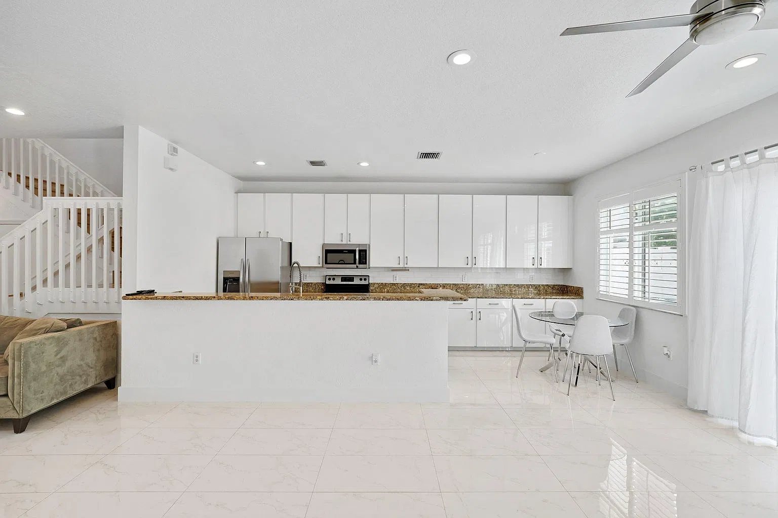 3 bed, 2.5 bath, 1912 sqft, $3,900 — Photo 4