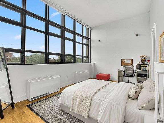 5th image of 360 Furman St APT 518