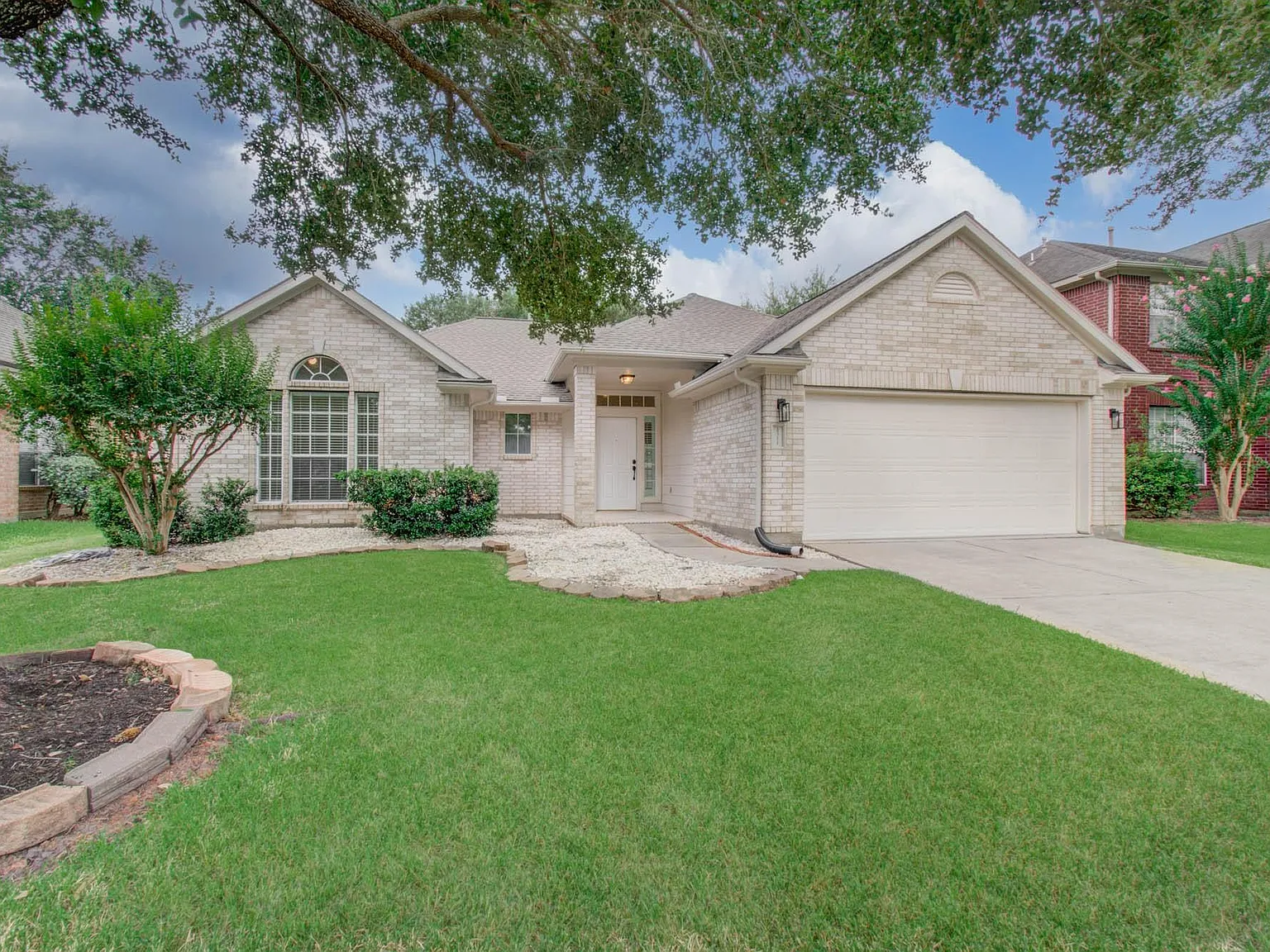3 bed, 2.0 bath, 2059 sqft, $2,600 — Photo 2