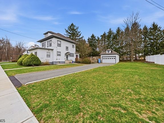 3rd image of 111 Kanouse St