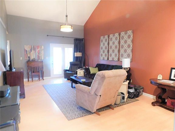 2nd image of 1042 E Crown Pointe Blvd
