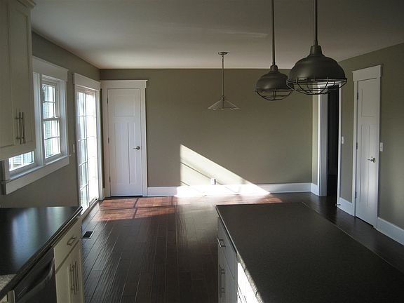 3rd image of 1613 Sunset Dr