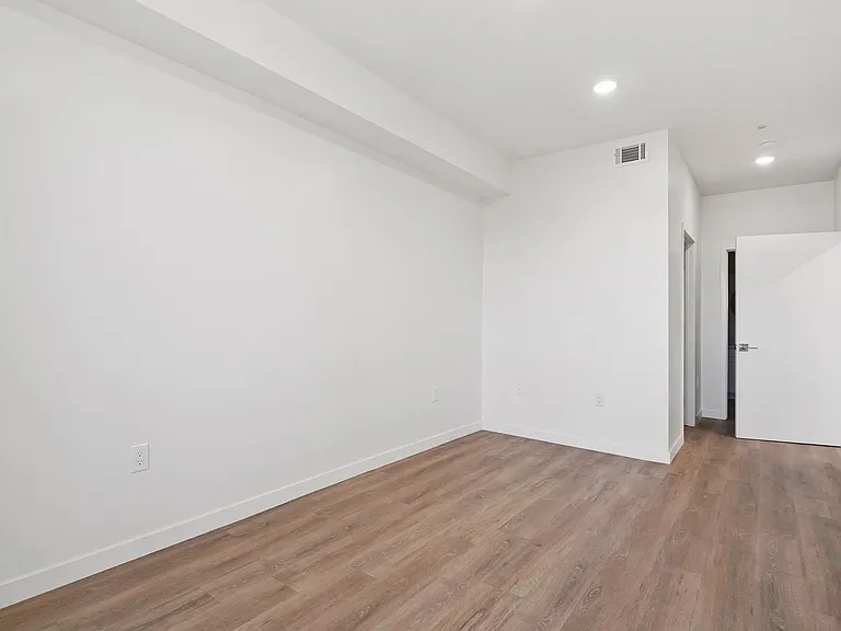 14541 Gilmore St Apartments — Photo 37