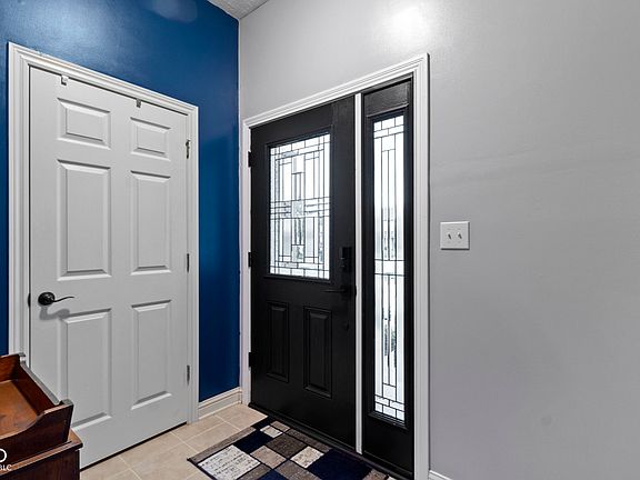 4th image of 6822 Woodford Ln