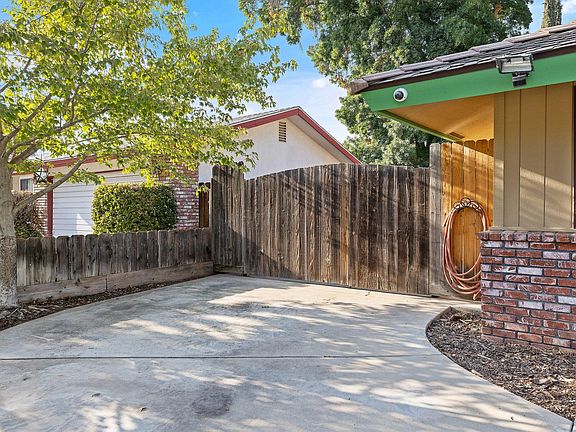 3rd image of 1204 E Cambridge Avenue