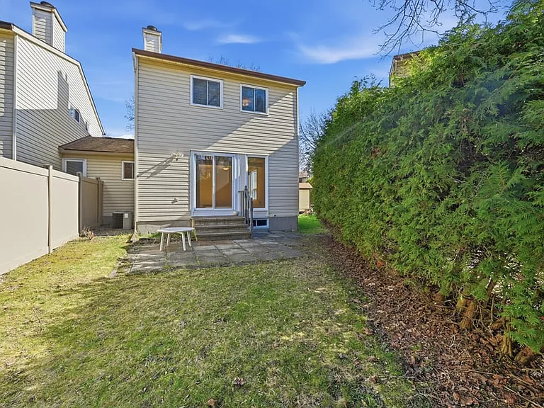 7922 Decarie Dr — Photo 12