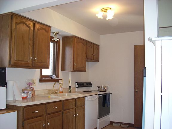 Plenty of Kitchen storage.