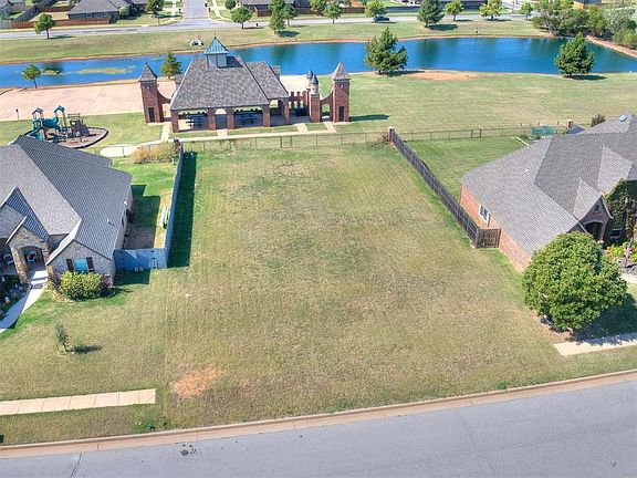 2nd image of 3217 Chesterfield Pl #5