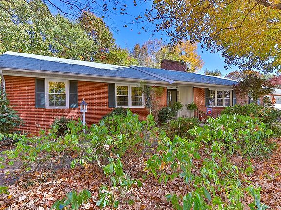 3rd image of 1009 Randolph Cir SE
